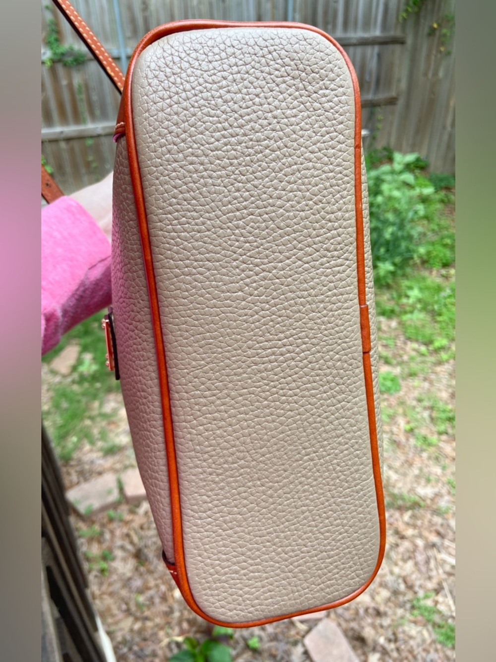 Dooney & Bourke Zippered Leather Crossbody with Red Interior Minimalist Casual - Picture 7 of 17